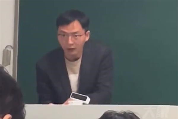 大学老师撞脸高启盛 网友：这压迫感 谁还敢不好好听课