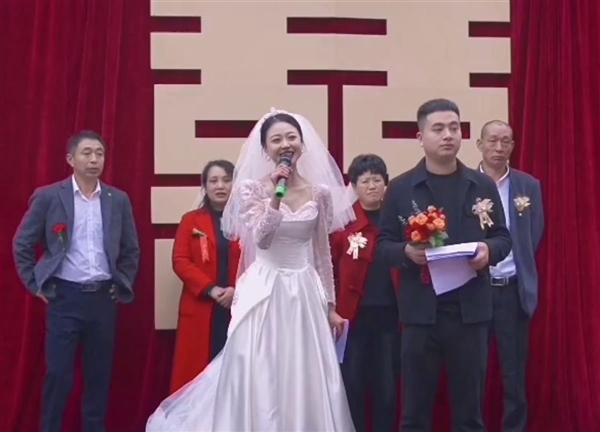 新娘自己主持婚礼省下万元 整个场面十分温馨和浪漫