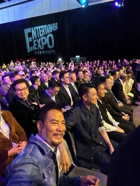 成龙张学友谢霆锋张家辉同框 网友直呼：这阵容确实够豪华！
