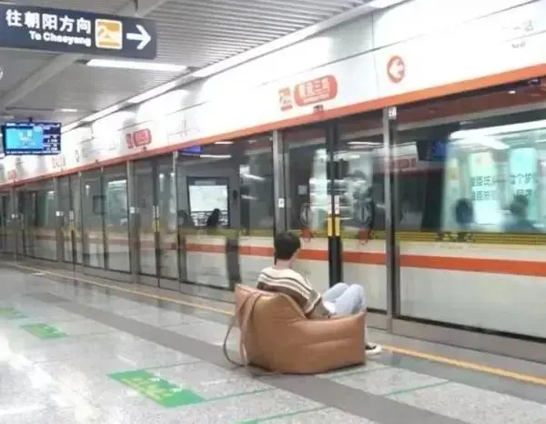 杭州一男子坐地铁自带沙发 网友迷惑：沙发怎么过安检的？ 地铁回应