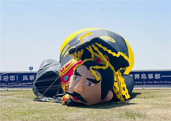 这是秦始皇摔过最狠的一跤 潍坊国际风筝节现场风筝千奇百怪