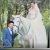 这婚纱照新娘有点多余了：新郎和白马相爱！当事人回应：被抓拍笑疯